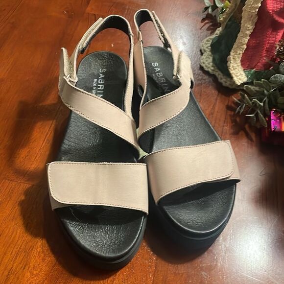 Sabrina’s Made in Spain Tan/Black Sandals - 37 - Great Condition - Picture 2 of 8